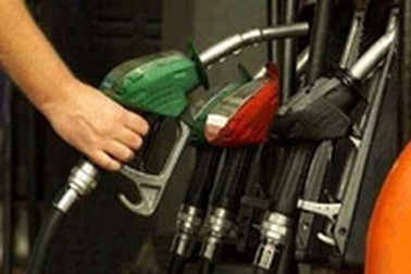 Mỹ: Giá xăng rẻ bất ngờ, 1.200 VND/lít!