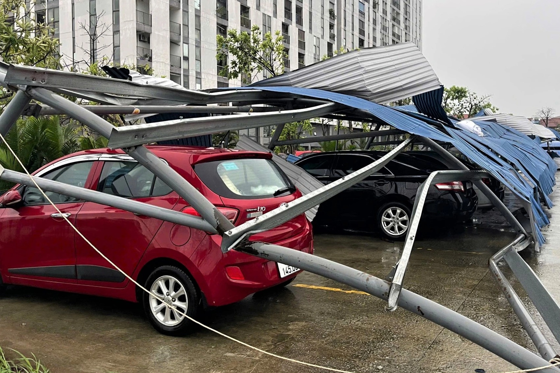 Bão Bualoi gây hư hỏng hàng loạt ô tô, xe máy - 1 Bão Bualoi gây hư hỏng hàng loạt ô tô, xe máy - 1