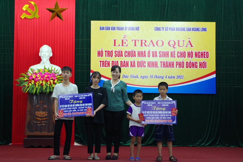 Hộ nghèo xúc động nhận hỗ trợ sinh kế để làm điểm tựa thoát nghèo bền vững - 2 Hộ nghèo xúc động nhận hỗ trợ sinh kế để làm điểm tựa thoát nghèo bền vững - 2