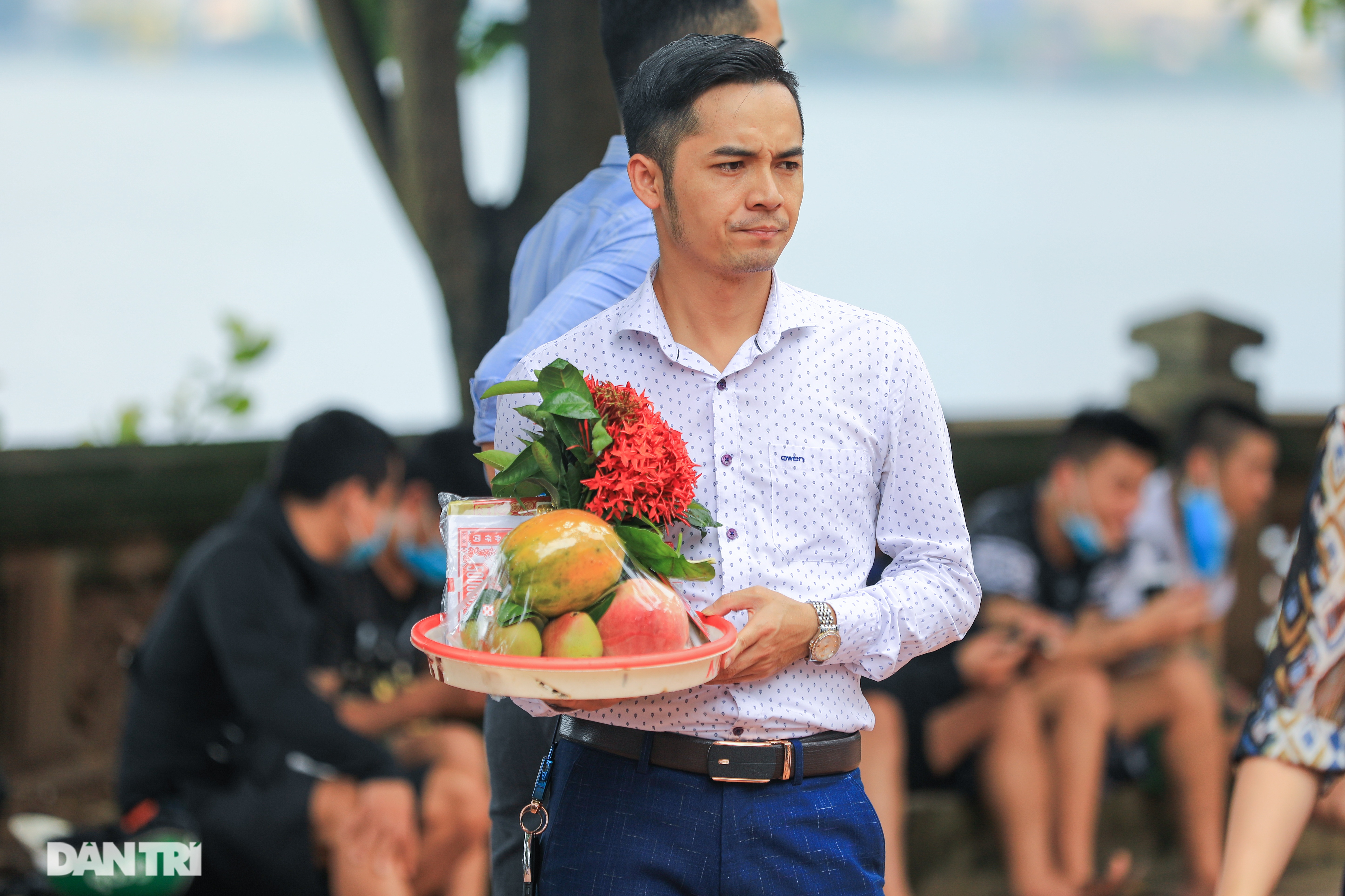 Biển người chen lấn lễ Phủ Tây Hồ giữa ngày dịch Covid-19 phức tạp - 8 Biển người chen lấn lễ Phủ Tây Hồ giữa ngày dịch Covid-19 phức tạp - 8