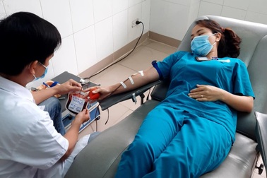 Bác sĩ, điều dưỡng hiến gần 1 lít máu cứu 2 bệnh nhân nguy kịch