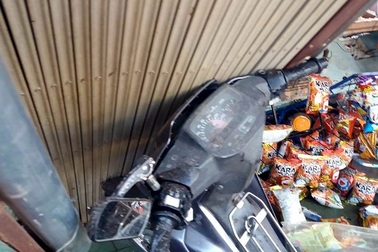 7 người thoát chết khi nhà đổ sập trong cơn mưa chiều