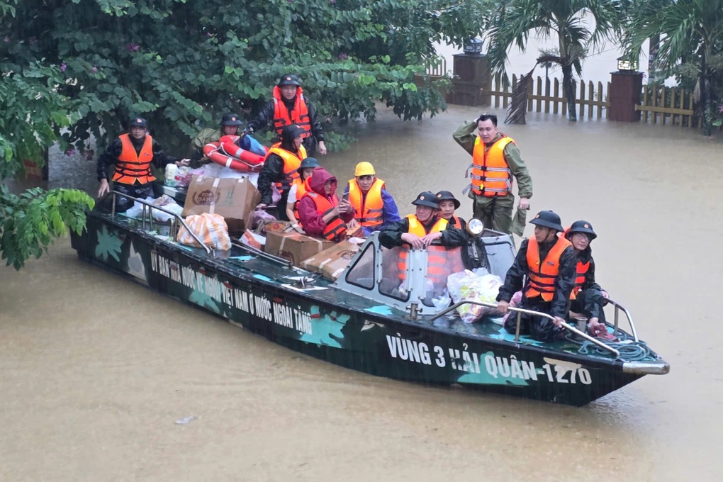 Vùng 3 Hải quân huy động xe đặc chủng ứng cứu người dân rốn lũ Đà Nẵng - 1 Vùng 3 Hải quân huy động xe đặc chủng ứng cứu người dân rốn lũ Đà Nẵng - 1