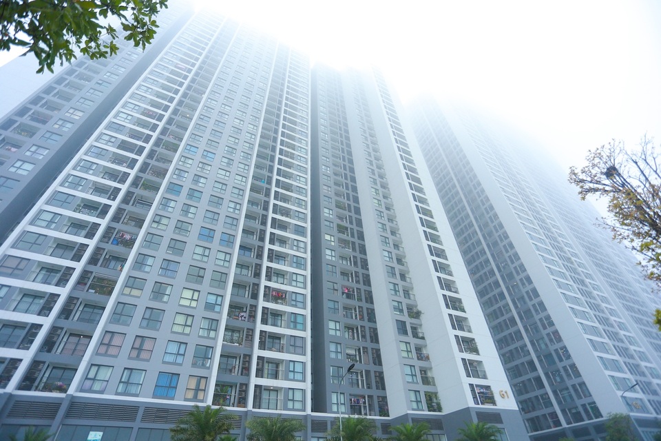 Hà Nội: Sương mù bao phủ dày đặc, các tòa nhà cao tầng bất ngờ biến mất - 4 Hà Nội: Sương mù bao phủ dày đặc, các tòa nhà cao tầng bất ngờ biến mất - 4