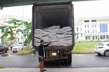 Chặn xe chở 40 tấn đường cát nhập lậu từ Campuchia về TPHCM