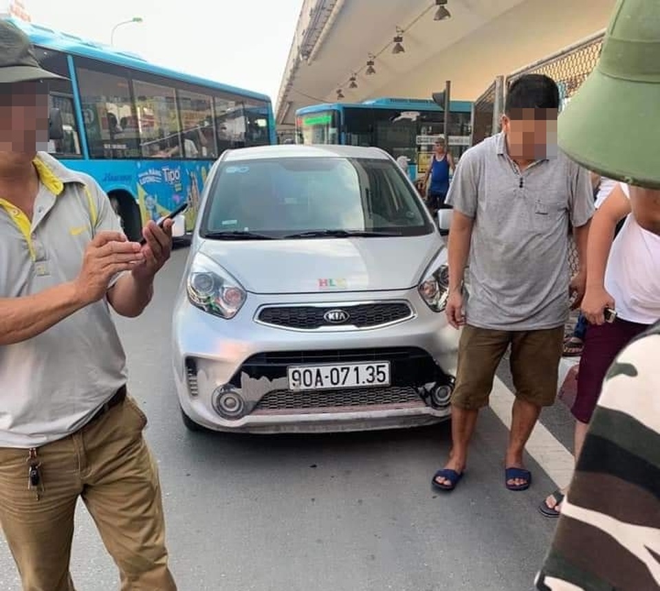 Hà Nội: CSGT bị ô tô kéo lê hàng chục mét - 2 Hà Nội: CSGT bị ô tô kéo lê hàng chục mét - 2
