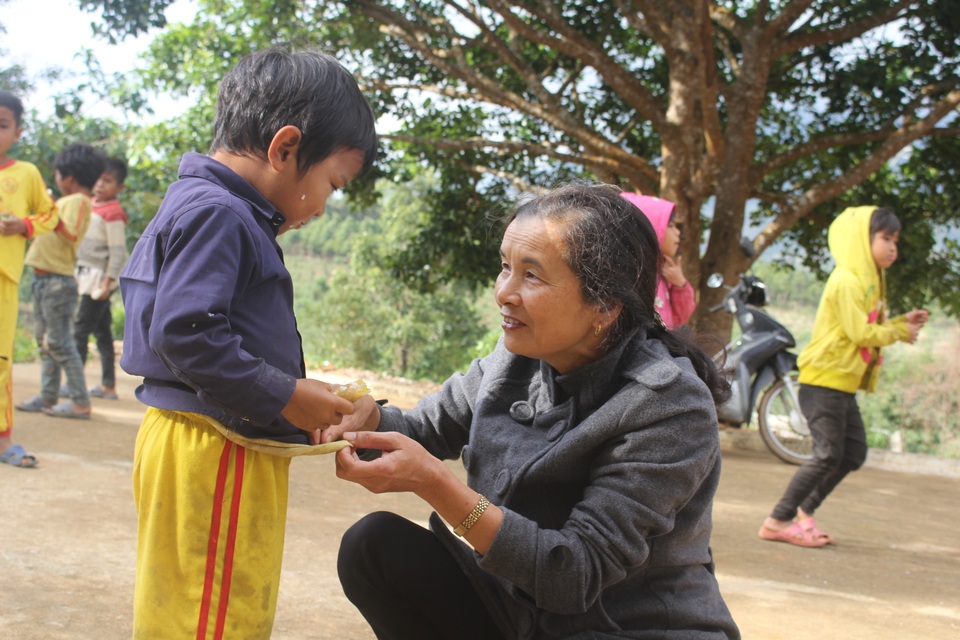Thầy cô vượt “cổng trời” đi “gieo chữ” cho học sinh vùng cao - 7 Thầy cô vượt “cổng trời” đi “gieo chữ” cho học sinh vùng cao - 7
