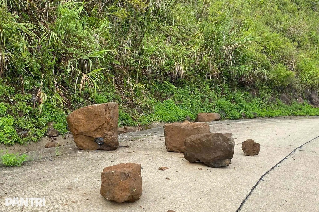 Đá nặng hàng tấn rơi xuống đường ở Quảng Ngãi - 2 Đá nặng hàng tấn rơi xuống đường ở Quảng Ngãi - 2