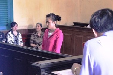 Xài tiền đại gia ngoại, cô gái Việt lãnh án 12 năm tù