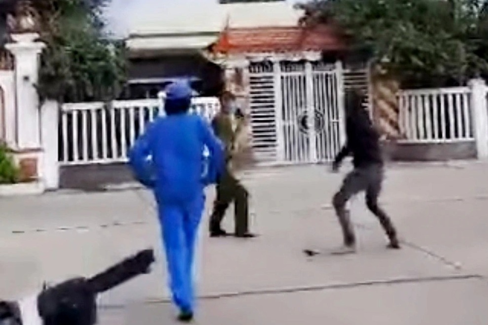 Tạm giữ nam thanh niên tấn công lực lượng ở chốt kiểm soát dịch - 1 Tạm giữ nam thanh niên tấn công lực lượng ở chốt kiểm soát dịch - 1