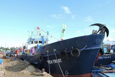 Đảo Lý Sơn thiếu xăng: Chở khẩn cấp 30.000 lít xăng ra đảo