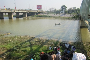 Cứu cô gái nhảy cầu, 2 nam thanh niên gặp nạn