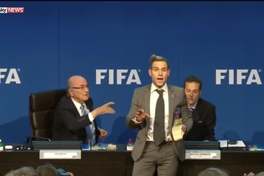 Sepp Blatter bị ném tiền vào mặt