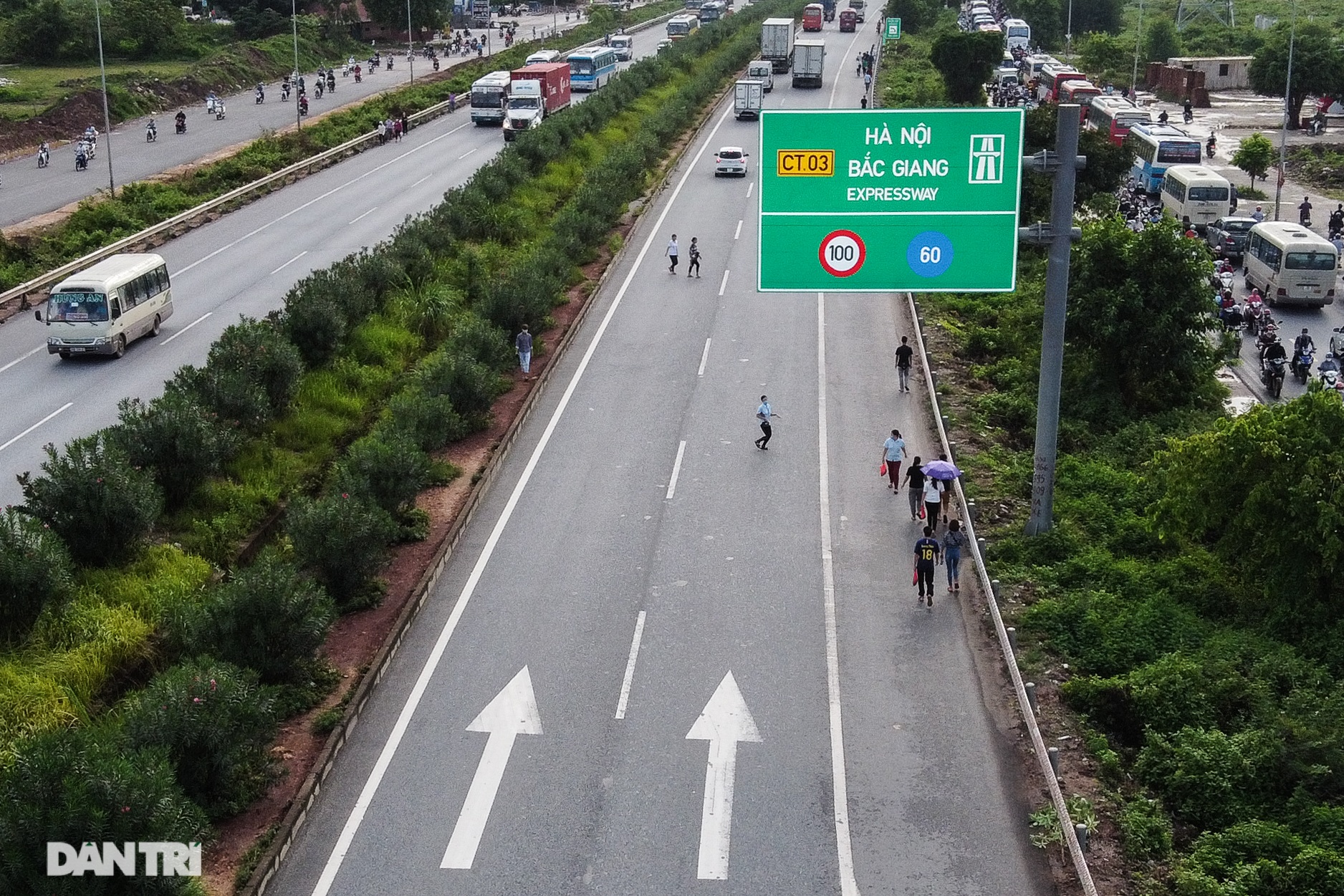 Hàng trăm công nhân ùn ùn băng ngang cao tốc Hà Nội - Bắc Giang - 1 Hàng trăm công nhân ùn ùn băng ngang cao tốc Hà Nội - Bắc Giang - 1