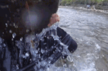 Ngôi làng kỳ lạ: Phụ nữ nâng đá, tốc váy để bắt cá suối khỏe như lực sĩ