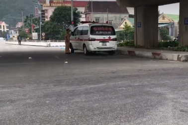 Xe tải tông xe máy, 2 bố con tử vong