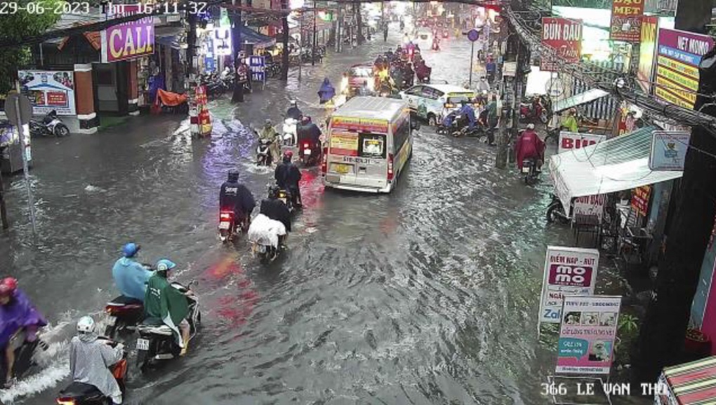 Đường ở TPHCM ngập lênh láng sau cơn mưa chiều - 2 Đường ở TPHCM ngập lênh láng sau cơn mưa chiều - 2
