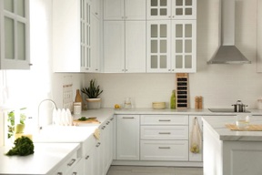 5 món đồ bạn nên bỏ khỏi tủ bếp