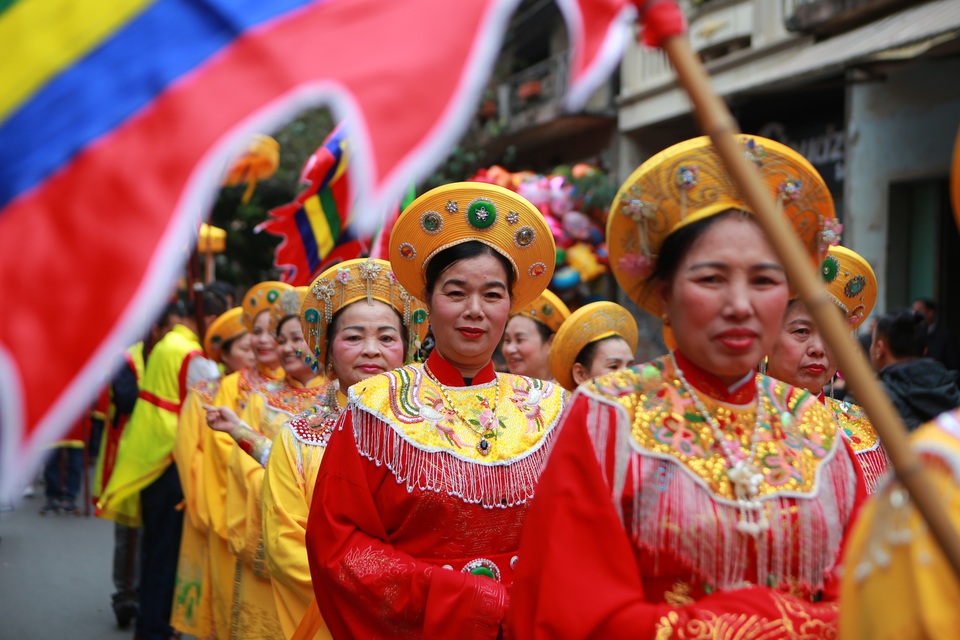 Hàng nghìn người tham dự lễ rước quả pháo khổng lồ ở Đồng Kỵ - 3 Hàng nghìn người tham dự lễ rước quả pháo khổng lồ ở Đồng Kỵ - 3