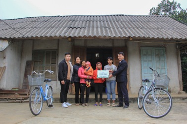 Bạn đọc giúp đỡ người phụ nữ bạo bệnh 26 triệu đồng và 2 chiếc xe đạp