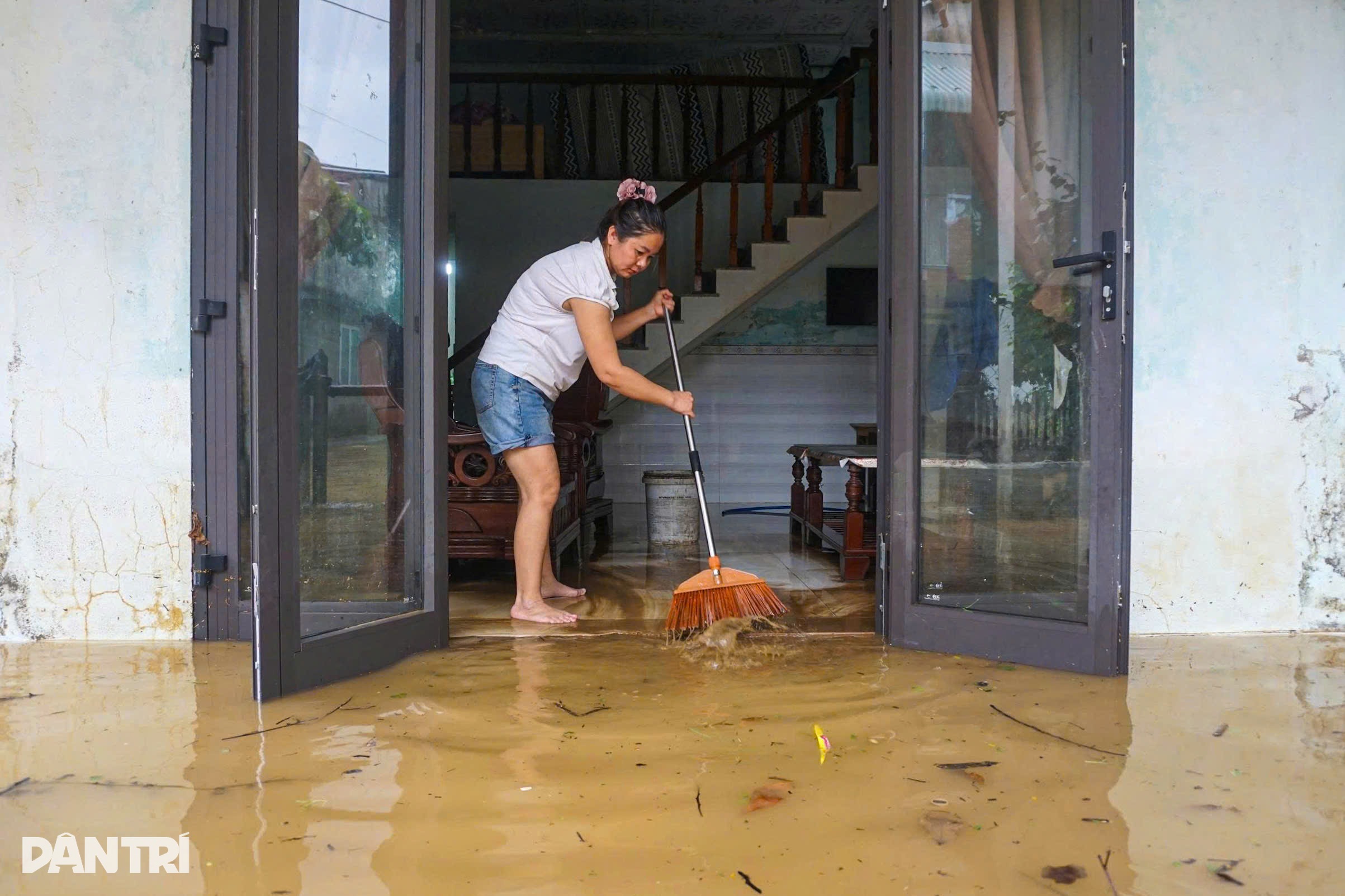 Người dân chới với vì lũ bất thường - 1
