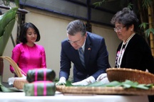 Đại sứ Mỹ gói bánh chưng đẹp khiến nghệ nhân Ánh Tuyết ngạc nhiên