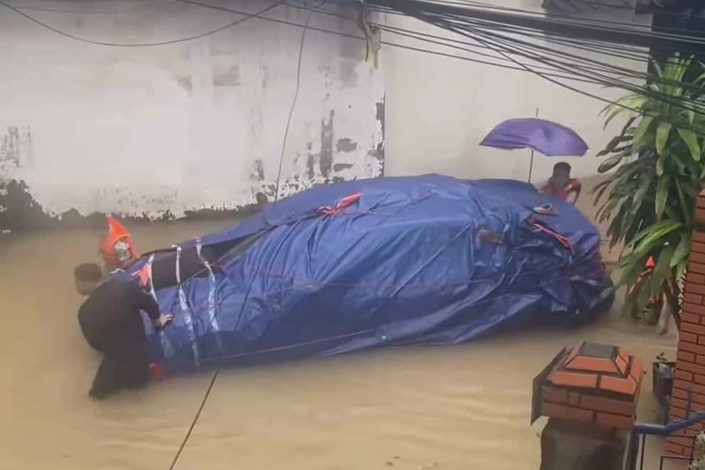 Nhiều chủ xe bày nhau dùng bạt để chống ngập ô tô, chi phí rẻ mà hiệu quả - 1 Nhiều chủ xe bày nhau dùng bạt để chống ngập ô tô, chi phí rẻ mà hiệu quả - 1