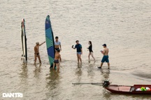 2 tuần nắng nóng ở Hà Nội: Người dân tụ tập "giải nhiệt" bất chấp lệnh cấm