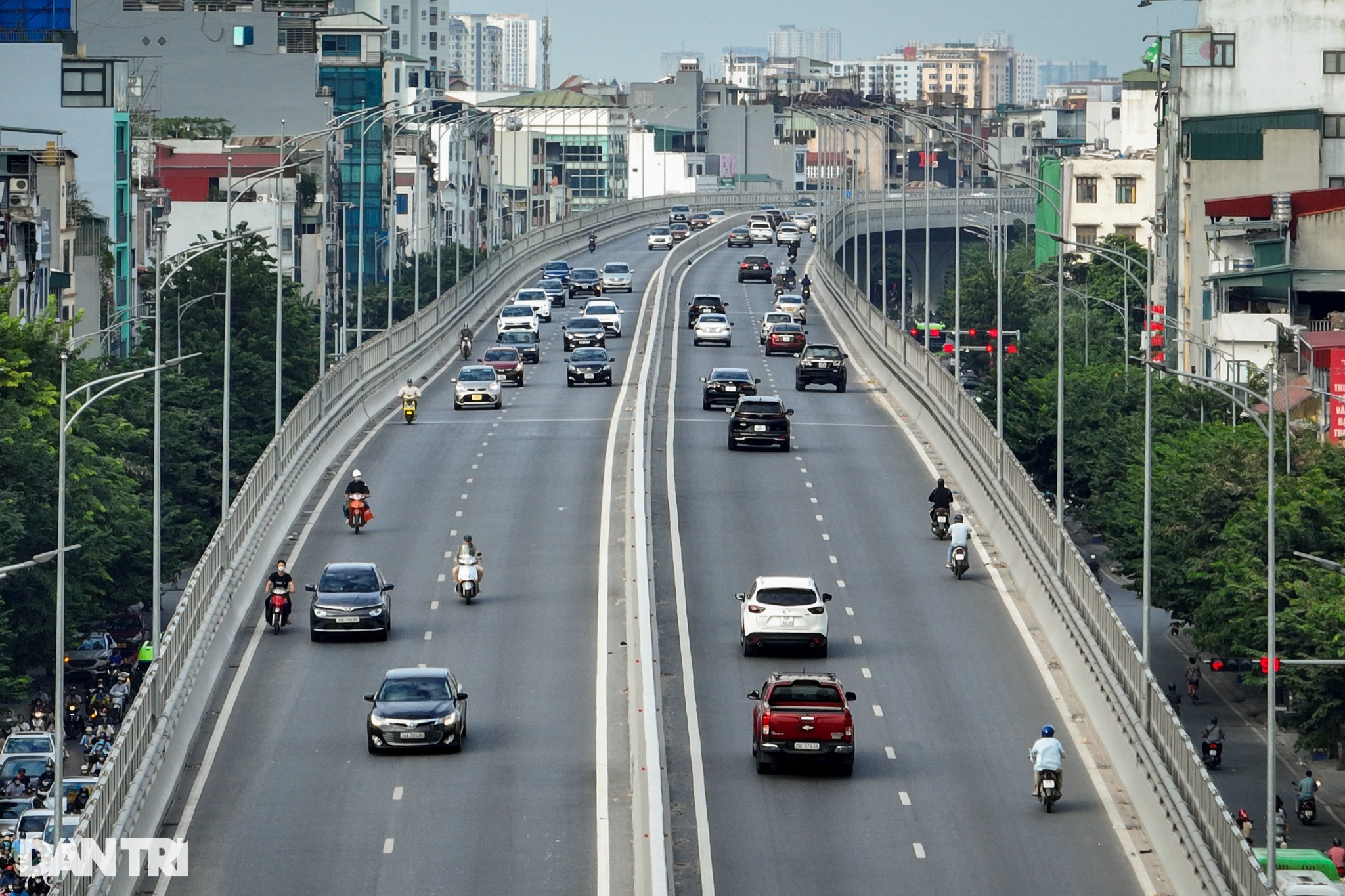 Hàng loạt xe máy quay đầu chạy, né CSGT ở đường vành đai 2 trên cao - 1