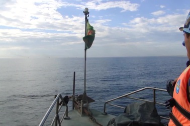 Tàu giã cào "tận diệt" hải sản gần bờ biển Quảng Trị