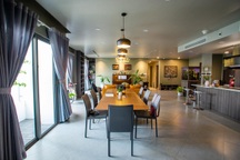 Vợ chồng ở Sài Gòn "chơi lớn" đập thông 3 căn chung cư làm 1