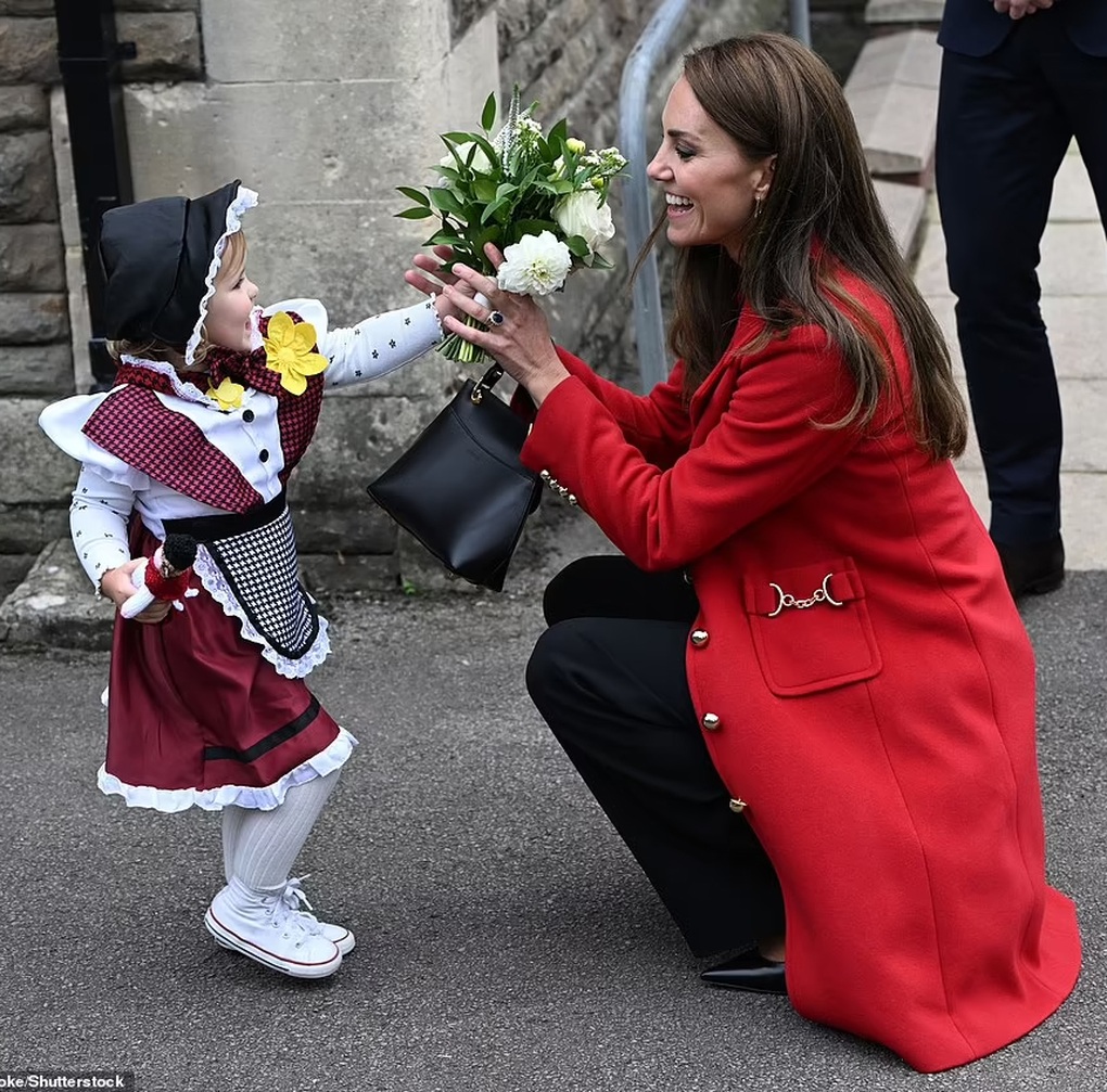 Loạt trang phục đỏ rực nổi bật và thanh lịch của công nương Kate Middleton - 1 Loạt trang phục đỏ rực nổi bật và thanh lịch của công nương Kate Middleton - 1