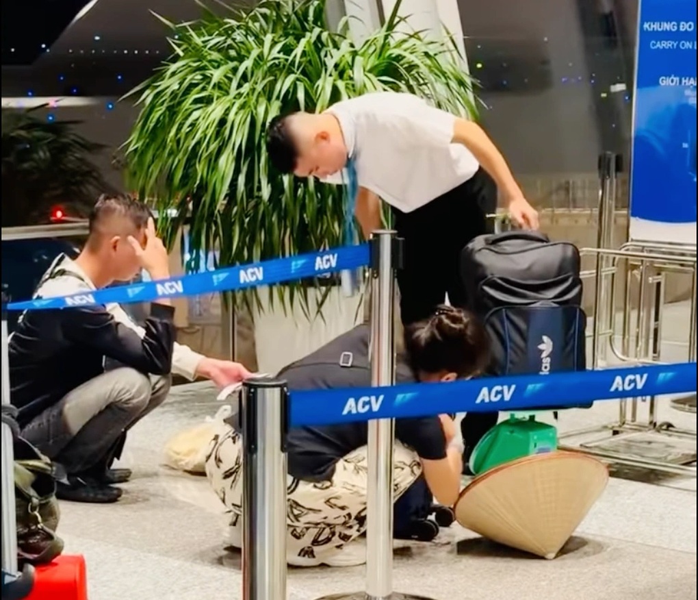 Cân hành lý xách tay: Khách Việt toát mồ hôi bày trận giữa sân bay - 1 Cân hành lý xách tay: Khách Việt toát mồ hôi “bày trận” giữa sân bay