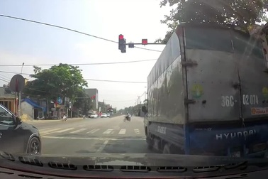 Tài xế xe tải thản nhiên dừng giữa đường để... gọi điện thoại