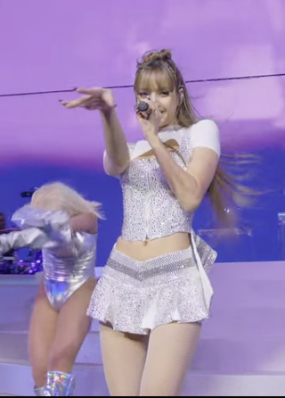 Lisa trở lại gây sốt, diện váy áo khoe thân hình gợi cảm tại Coachella 2025 - 6