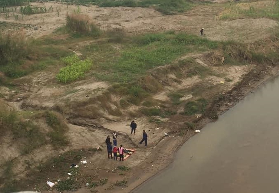 Bàng hoàng phát hiện thi thể 2 cha con nổi trên sông Hồng - 1 Bàng hoàng phát hiện thi thể 2 cha con nổi trên sông Hồng - 1