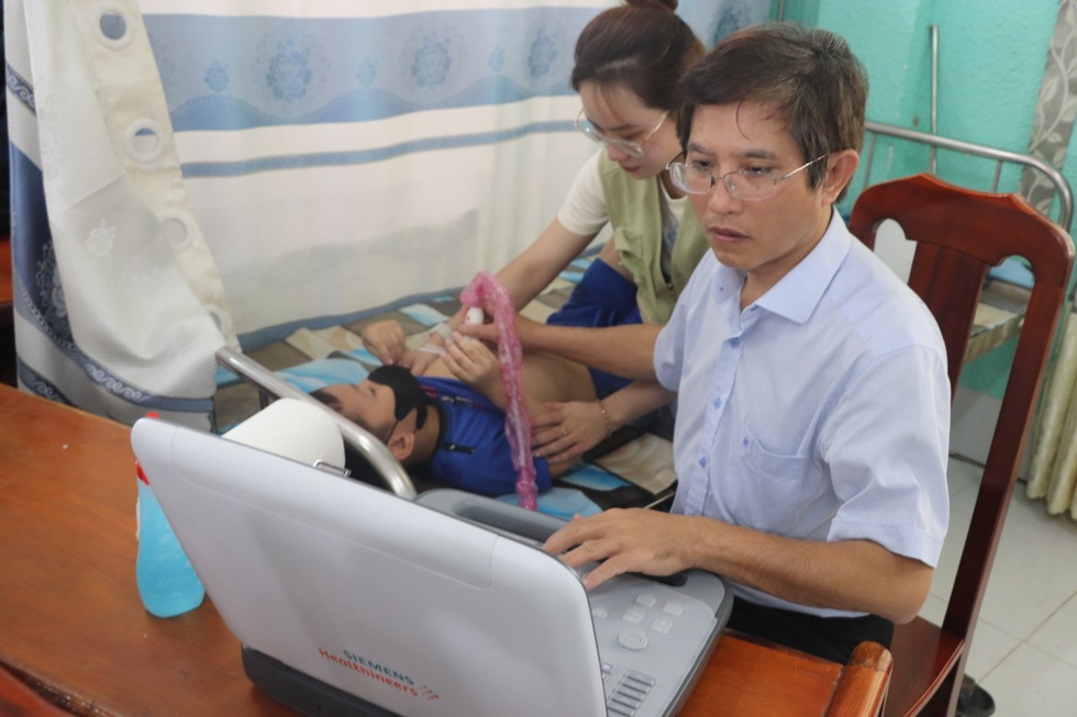 Hơn một thập kỷ gõ cửa từng làng để lắng nghe nhịp tim trẻ nhỏ