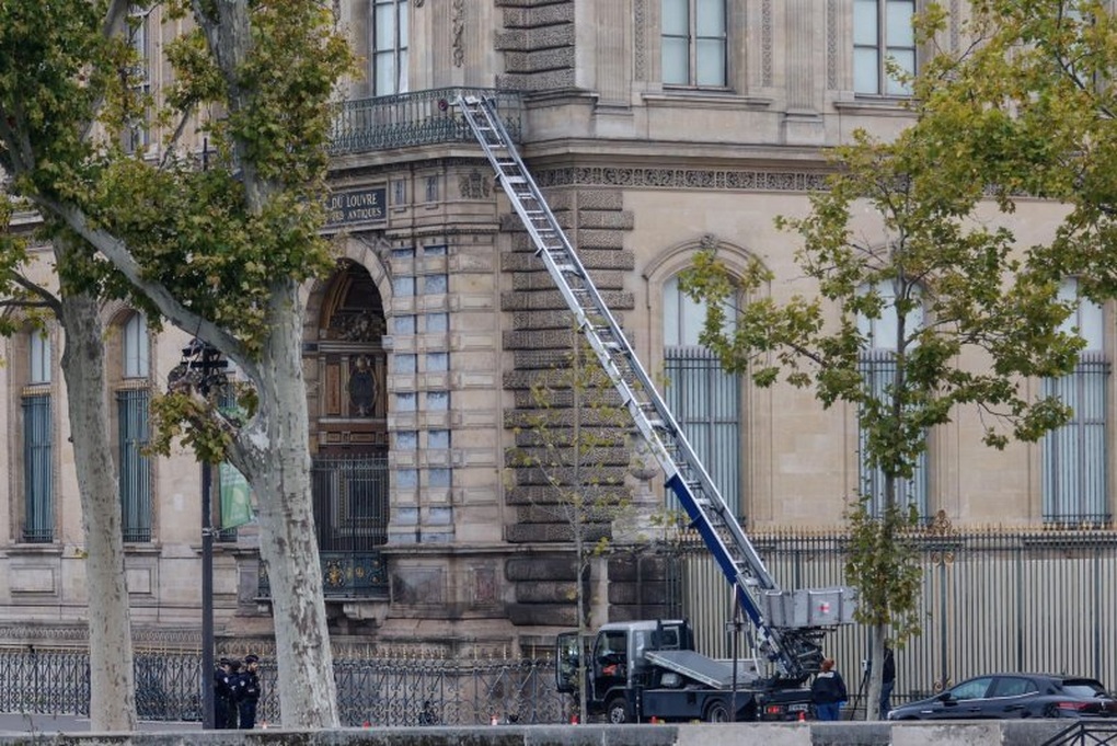 Lỗ hổng nghiêm trọng trong vụ cướp báu vật vô giá tại bảo tàng Louvre - 3 Lỗ hổng nghiêm trọng trong vụ cướp báu vật vô giá tại bảo tàng Louvre - 3