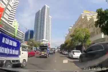 Đoàn xe tuyên truyền an toàn giao thông lại vi phạm... luật giao thông tại Khánh Hòa