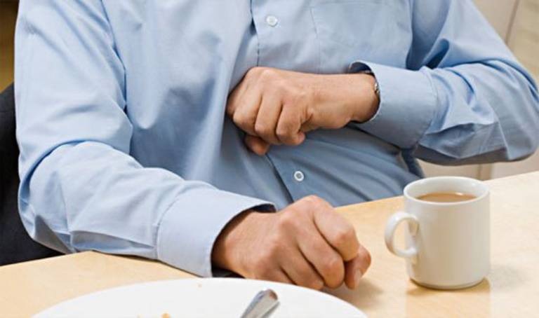Có những triệu chứng này có thể lá gan đã bị mỡ "xâm chiếm"