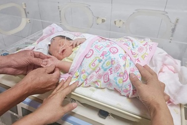 Bé sơ sinh còn nguyên dây rốn bị bỏ trong bao tải, vứt ở bờ ruộng