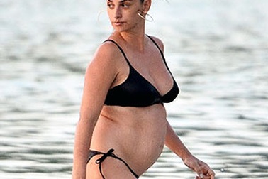 Penélope Cruz lộ bụng bầu trên biển