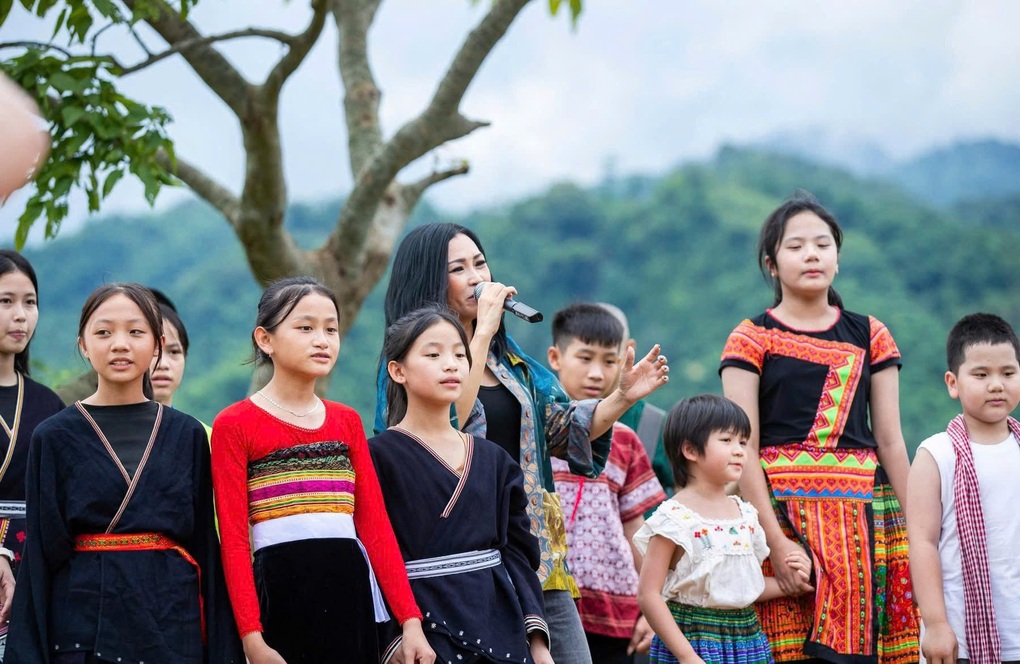 Phuong Thanh joins hands with Ngu Cung band to sing about pain and loss caused by natural disasters - 2 Phương Thanh bắt tay ban nhạc Ngũ Cung hát về nỗi đau, mất mát do thiên tai - 2