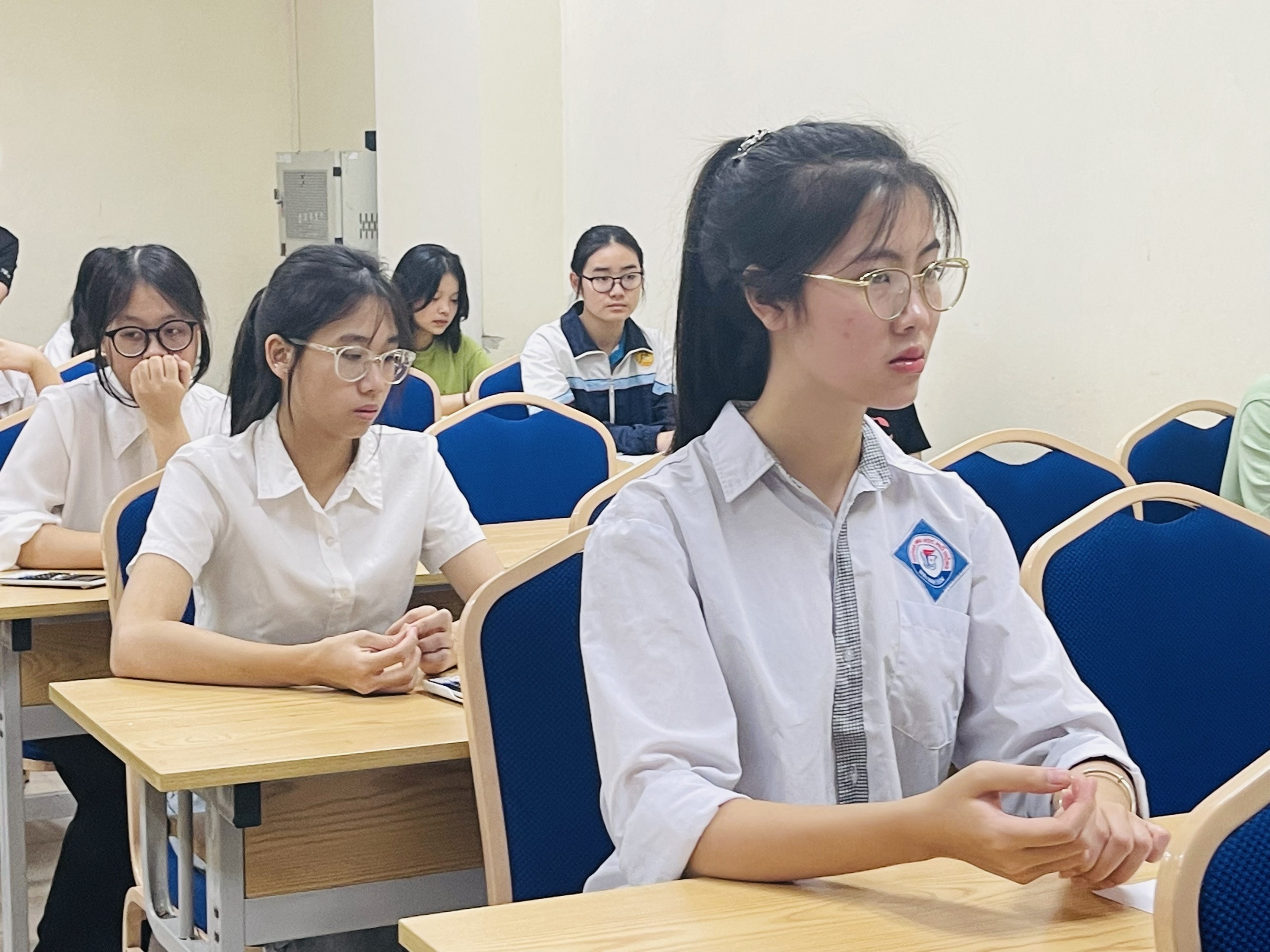 Thí sinh chống nạng đi thi đánh giá năng lực Đại học Sư phạm Hà Nội - 6