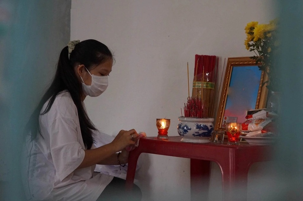 Thương bé gái 14 tuổi thiếu tình cảm người cha, giờ lại đau đớn vì mất mẹ! - 1 Thương bé gái 14 tuổi thiếu tình cảm người cha, giờ lại đau đớn vì mất mẹ! - 1