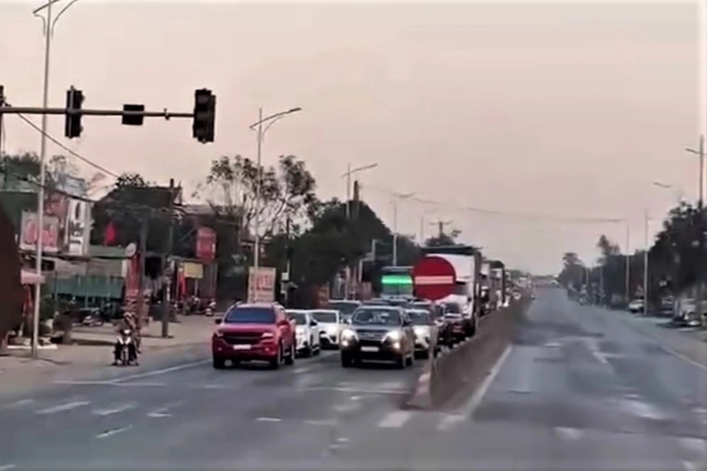 Đèn tín hiệu ngưng hoạt động do mất điện, dòng phương tiện đứng hình - 1 Đèn tín hiệu ngưng hoạt động do mất điện, dòng phương tiện đứng hình - 1