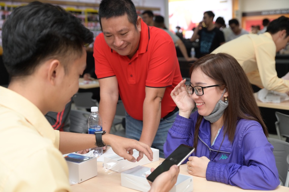 Hàng trăm người xếp hàng mua 1 tặng 1 OPPO Reno2 F tại Thế Giới Di Động - 5 Hàng trăm người xếp hàng mua 1 tặng 1 OPPO Reno2 F tại Thế Giới Di Động - 5