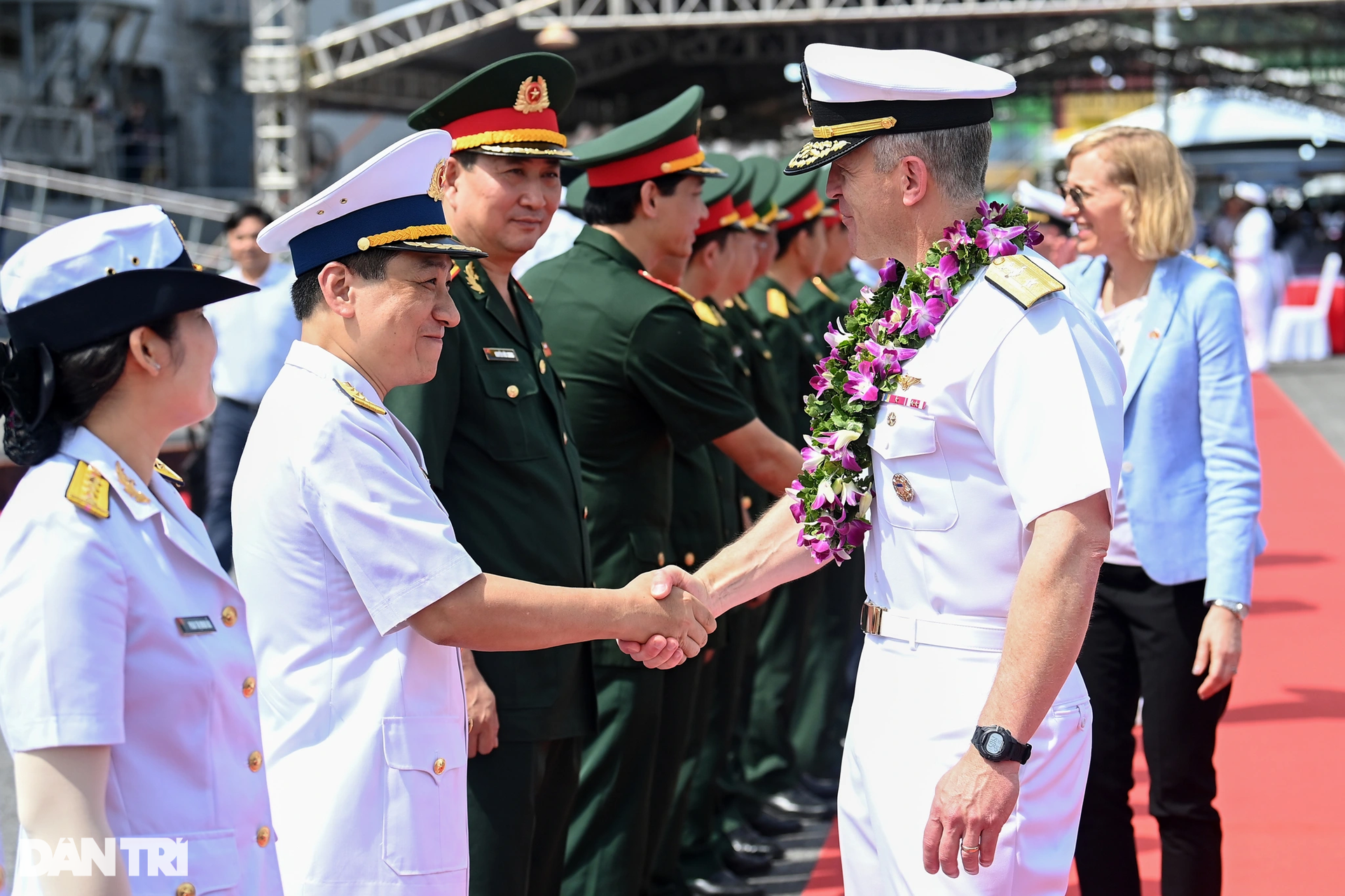 Cận cảnh tàu sân bay Mỹ USS Ronald Reagan vào vịnh Đà Nẵng - 11 Cận cảnh tàu sân bay Mỹ USS Ronald Reagan vào vịnh Đà Nẵng - 11