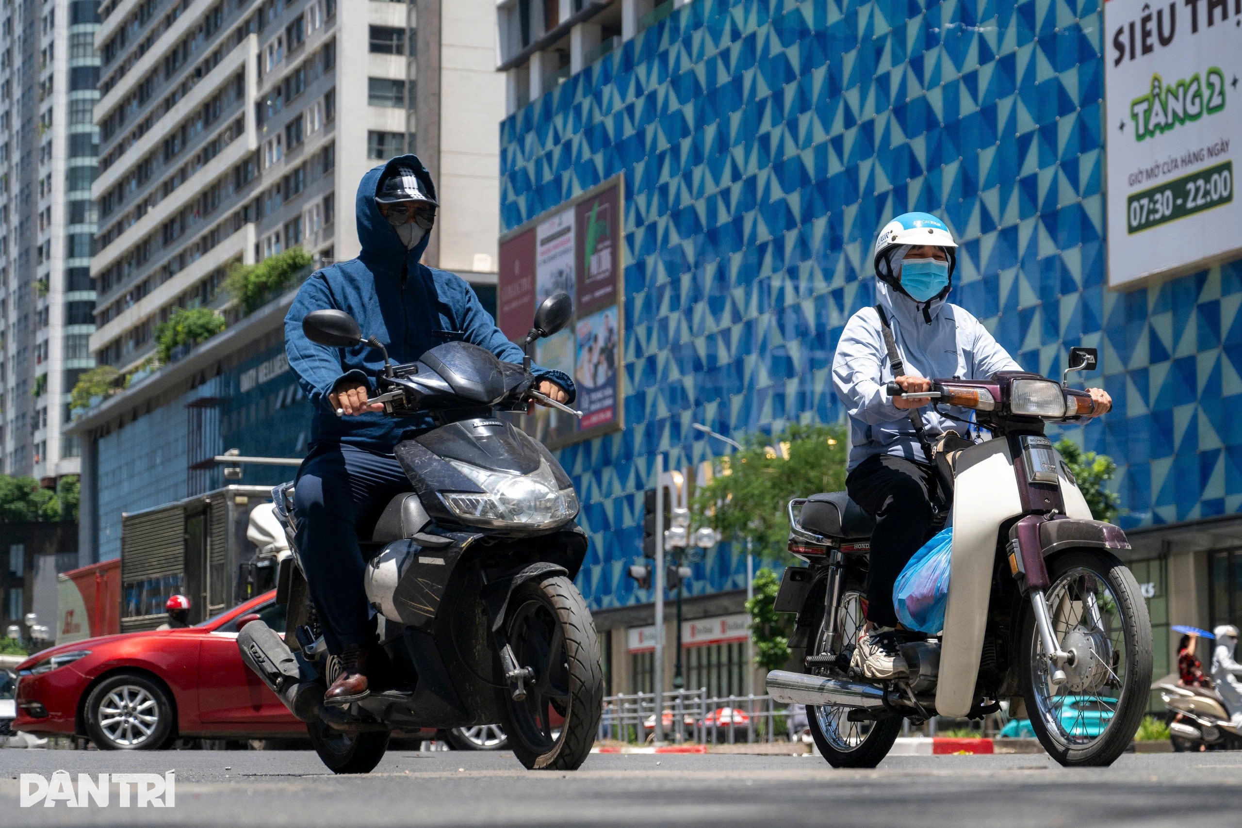 Hà Nội nắng đỉnh điểm 40 độ C và muôn cách chống nóng của người dân - 4