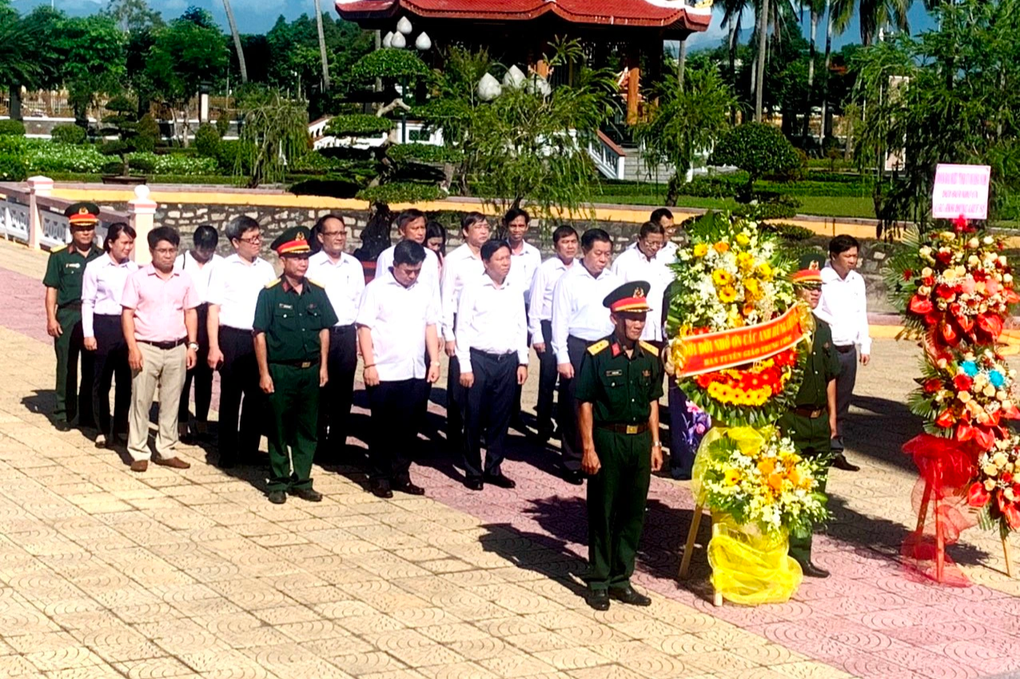 Trưởng Ban Tuyên giáo Trung ương dâng hương tưởng nhớ anh hùng liệt sĩ - 1 Trưởng Ban Tuyên giáo Trung ương dâng hương tưởng nhớ anh hùng liệt sĩ - 1